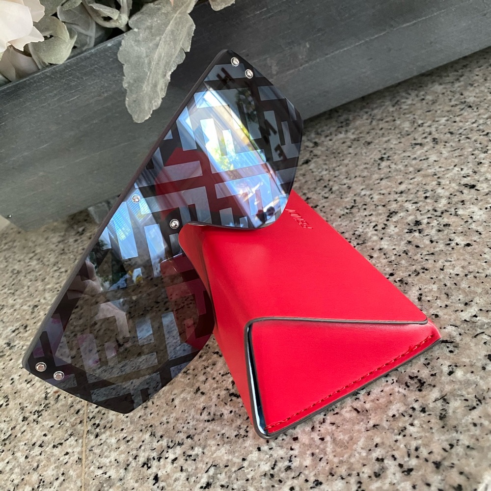 Sunglasses Fendi new collection - Picture 3 of 4